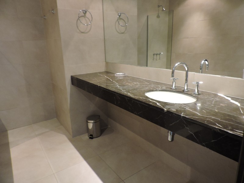 Departamento de 4 dormitorios y dependencia frente a la desembocadura